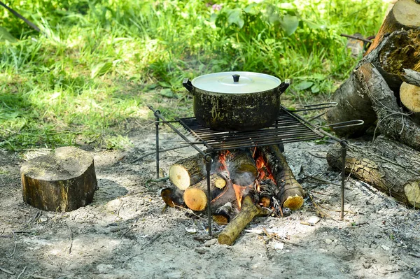 Grytan på grillen är en öppen eld. Skärmsläckare mobilt kök. Bakgrund. — Stockfoto