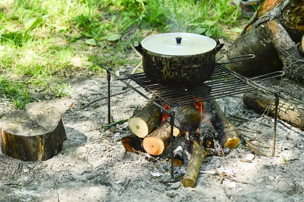 Der Topf auf dem Grill ist ein offenes Feuer. Bildschirmschoner mobile Küche. Hintergrund. — Stockfoto