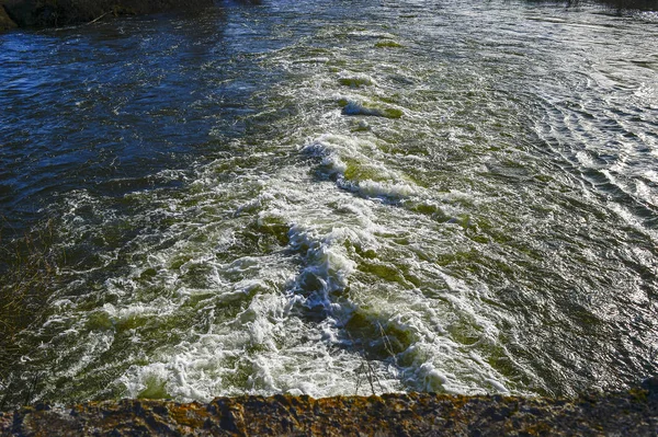 Bovenaanzicht van de ziedende beek onder de dam op de rivier in th — Stockfoto