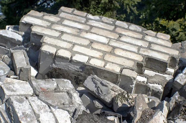 Los fragmentos de la pared del ladrillo gris a la utilización del edificio de ladrillo — Foto de Stock