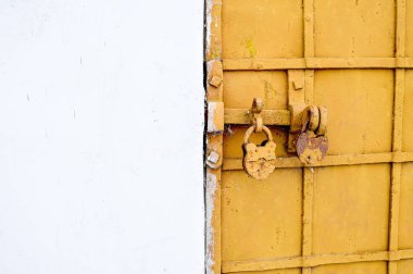 Antika kapaklı kapının arka planına kilit vurun..