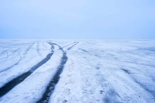 凍結した大きな川の冬の道路。背景 — ストック写真