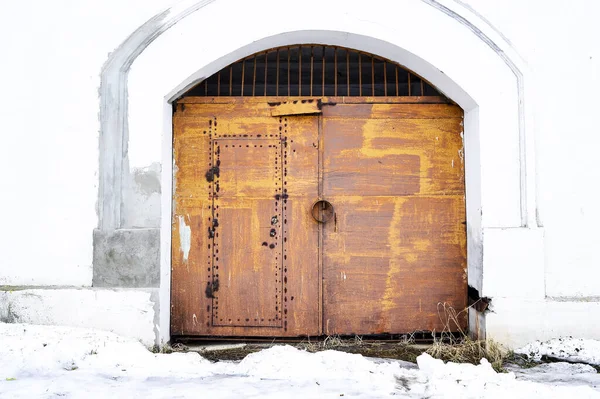 Крупные винтажные желтые кованые ворота вблизи старых зданий города Лысково, Россия — стоковое фото