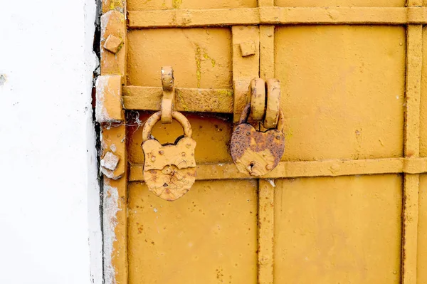 Cerradura con el cerrojo cerrado en el fondo de la puerta antigua . —  Fotos de Stock