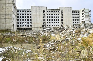 Yok edilen Endüstriyel Bina kalıntıları. Arka plan