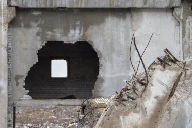 Armatür ışınında keskinlik. Duvarında delik olan büyük bir beton binanın yıkımının kalıntıları..
