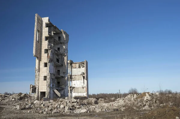 Um esqueleto dos restos de um edifício destruído com um minério de detritos de concreto cinzento . — Fotografia de Stock