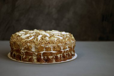 Koyu arkaplanda gri bir masanın üzerine çikolatalı pasta yakın plan. Sığ alan derinliği.