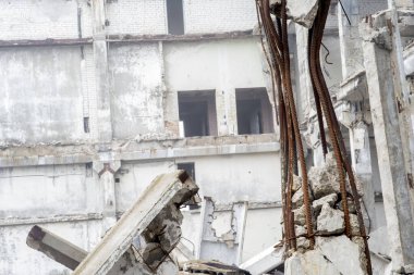 Büyük bir binanın kalıntıları sisli bir pus içinde tahrip. Bina çerçevesinin beton yığınları yıkım ve bertaraf için hazırlanır. Arka plan.