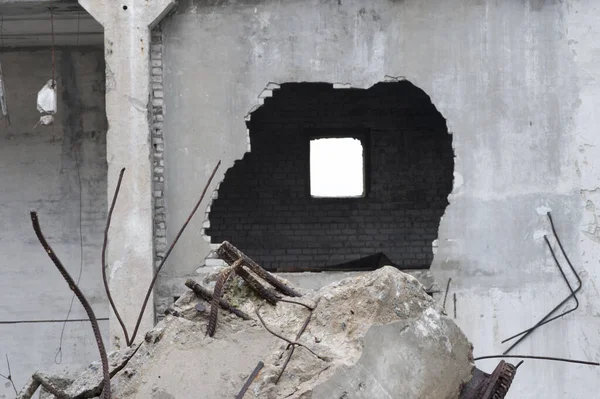 Remnants Destruction Large Concrete Building Hole Wall Beam Reinforcement Foreground — Stock Photo, Image