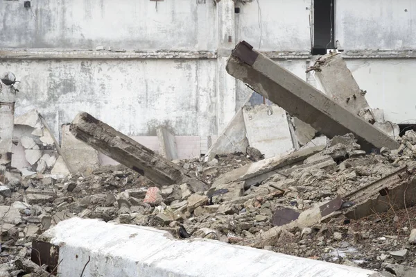 Overblijfselen Van Een Groot Gebouw Verwoest Een Mistige Waas Betonnen — Stockfoto