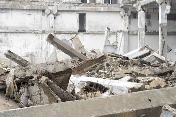 Restos Grande Edifício Destruído Numa Névoa Nebulosa Pilhas Concreto Estrutura — Fotografia de Stock