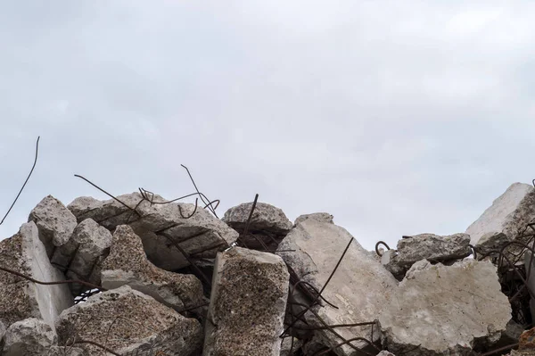 Pile Large Gray Concrete Fragments Protruding Fittings Cloudy Sky Remnants — 스톡 사진