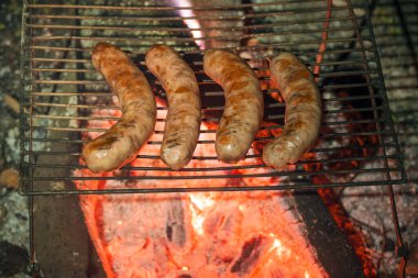 Et sosisleri akşamları ızgarada kızartılır. Arkaplan.