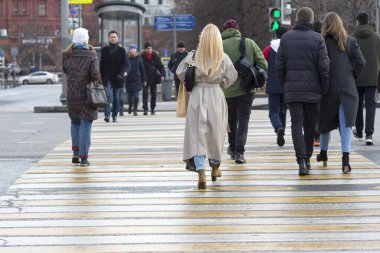 Bulanık. 2020 Mart 'ında Rusya' daki sınır kapısında insanlar karşıdan karşıya geçiyor..