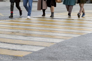 Bulanık. İnsanlar kavşaktaki yaya geçidinde karşıdan karşıya geçiyorlar. Arkaplan.