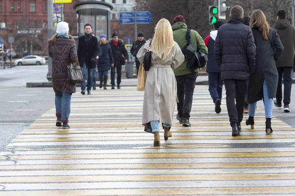 Bulanık. 2020 Mart 'ında Rusya' daki sınır kapısında insanlar karşıdan karşıya geçiyor..