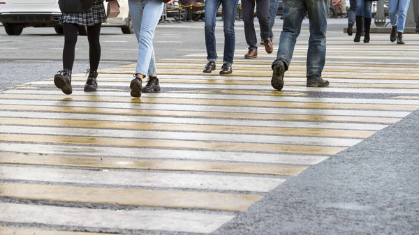 Bulanık. İnsanlar kavşaktaki yaya geçidinde karşıdan karşıya geçiyorlar. Arkaplan.