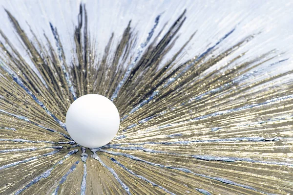 Uma Bola Tênis Mesa Branca Empurra Através Uma Superfície Metálica — Fotografia de Stock