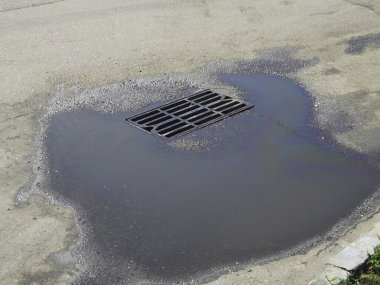Asfaltta benzin kalıntıları olan bir benzin istasyonunu boşaltmak. Yakıt ve kayganlaştırıcı ile kirlenme kavramı.