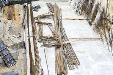Toprak tünelinin inşaatı, beton dökülmesi için çerçeve hazırlığı..