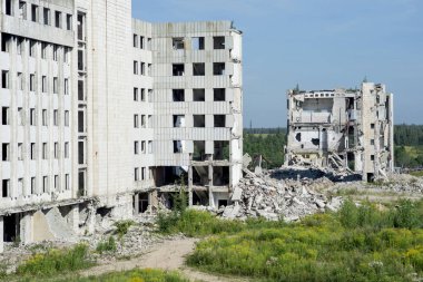 Mavi gökyüzünün arka planında yıkıma maruz kalan yıkık sanayi binasının yüksek noktasından görüntü