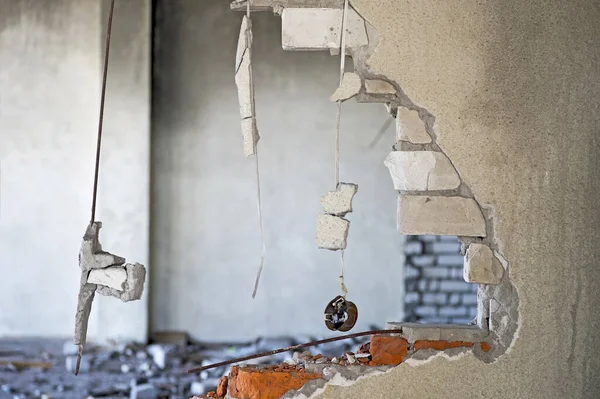 건물의 벽돌 벽은 파괴되었고 통신 수단의 형태로 남아 있었습니다. 배경 — 스톡 사진