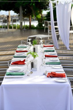 Sahildeki restoranın masalarını servis ettim..