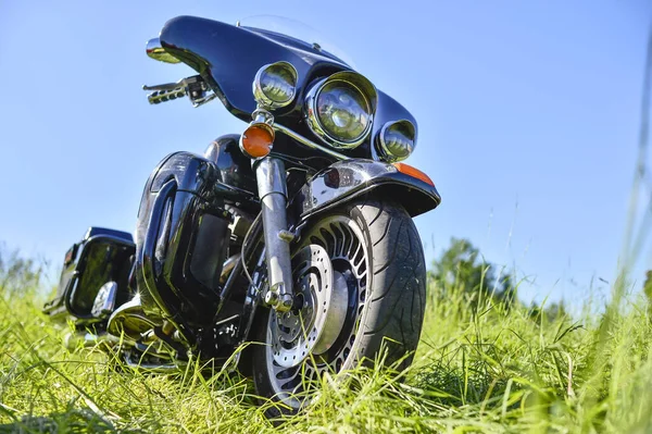 Moto Nera Harley Davidson Trova Sull Erba Verde Vista Dal — Foto Stock