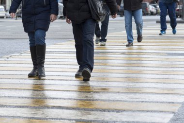 Bulanık. 2020 Mart 'ında Rusya' daki sınır kapısında insanlar karşıdan karşıya geçiyor..