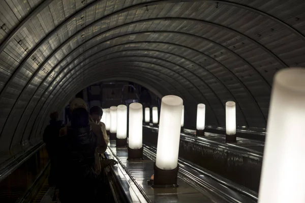 Borrosa Gente Baja Por Escalera Mecánica Metro Rusia Moscú Marzo — Foto de Stock