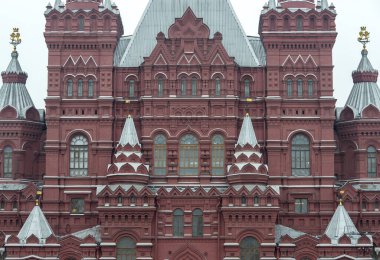 Moskova 'daki Kızıl Meydan' daki Devlet Tarihi Müzesi 'nin bir parçası. Yapı topluluğunun geometrik doğruluğu kavramı.