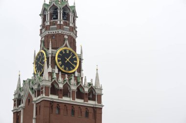 Rusya, Moskova - Kremlin çanlarıyla ünlü Spasskaya kulesi Bulutlu gökyüzüne yakın