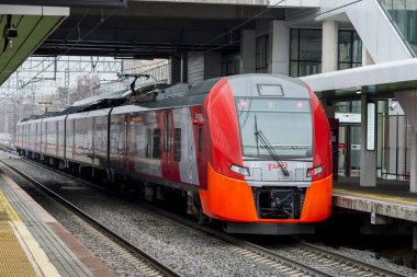 Metro istasyonundaki modern tren Zorge MSK Rusya, Moskova, Mart 2020.