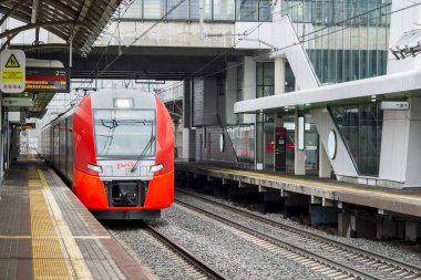 Metro istasyonundaki modern tren Zorge MSK Rusya, Moskova, Mart 2020.