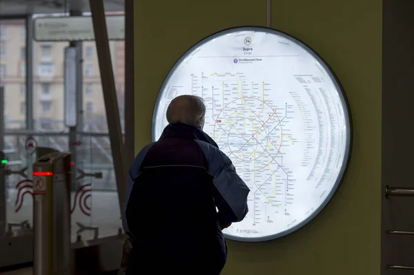 Anciano Estudia Mapa Del Metro Estación Sorge Moscú Rusia Marzo — Foto de Stock