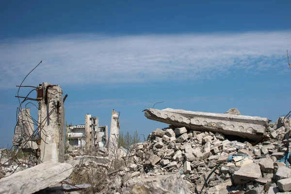 De overblijfselen van een verwoest gebouw tegen een blauwe lucht — Stockfoto