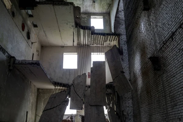 Edificio Hormigón Destruido Interior Con Una Pila Escombros Construcción Primer —  Fotos de Stock