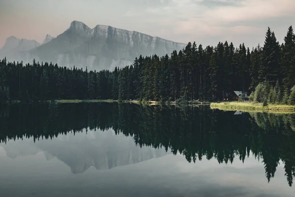 Hütte vor dem Mount Rundle an zwei Jack Lake in alberta, cana — Stockfoto