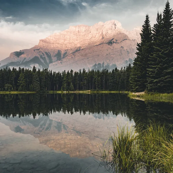 Deux Jack Lake avec des reflets de montagne le long du lac Two Jack — Photo