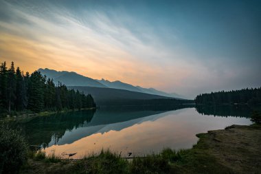 Gündoğumu ve Mount Rundle iki Jack gölde, Puslu sabah