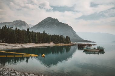 Dağ manzara içinde Banff National Park, Cana boş sokak