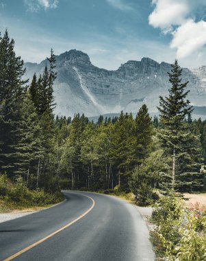 Dağ manzara içinde Banff National Park, Cana boş sokak
