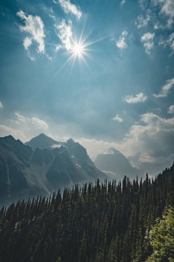 Sunstar dağ Panorama içinde Banff National Park - Alberta üzerinden,