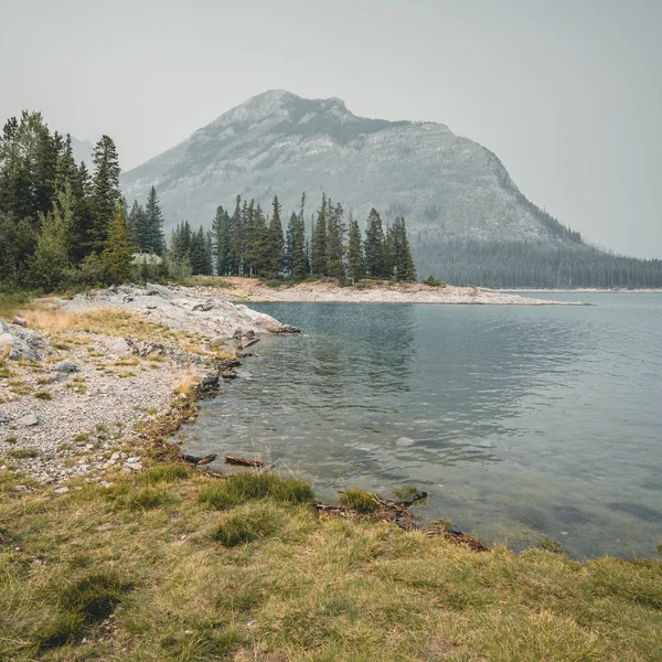 Jezioro Minnewanka w Parku Narodowym Banff, Alberta, Kanada — Zdjęcie stockowe