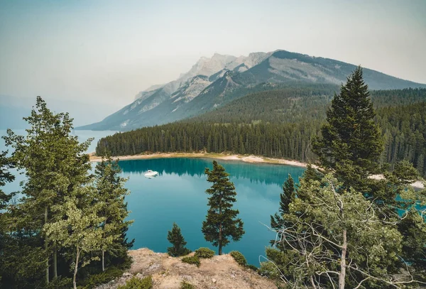 Lac Minnewanka Dans le parc national Banff, Alberta, Canada — Photo