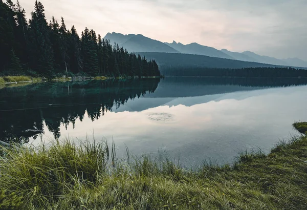 Ανατολή του ηλίου και misty πρωί πάνω από το όρος Rundle στη λίμνη Jack δύο σε — Φωτογραφία Αρχείου