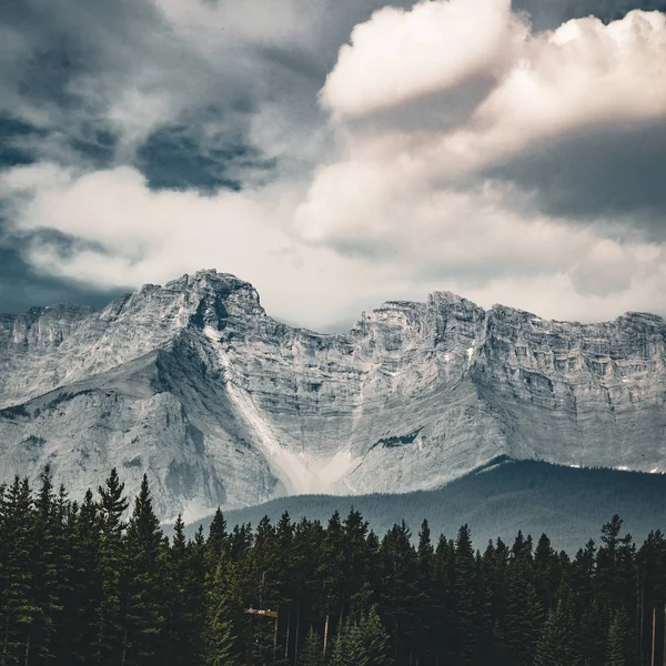 Üres utca, hegyvidéki panoráma a Banff nemzeti parkban, Cana — Stock Fotó