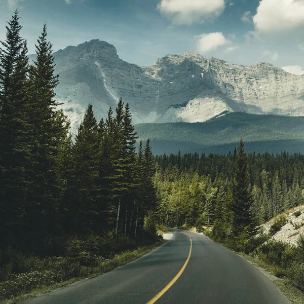 Pusta ulica z panoramą w Parku Narodowym Banff, Cana — Zdjęcie stockowe