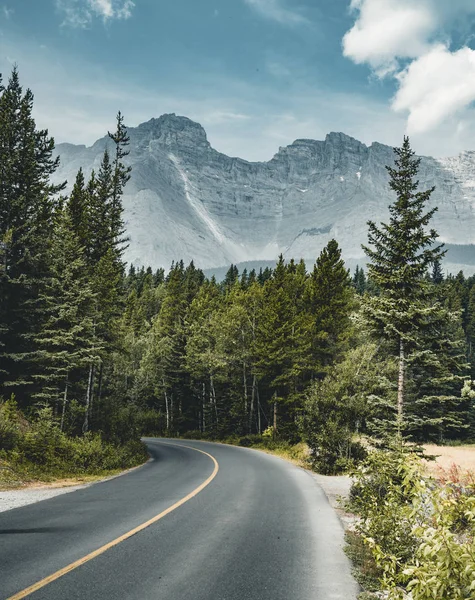 Rua vazia com panorama de montanha no Parque Nacional Banff, Caná — Fotografia de Stock
